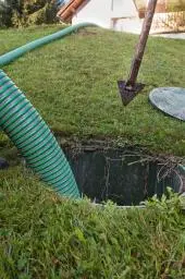 Drain de fondation endommagé par la rouille et les dépôts de terre à Blainville