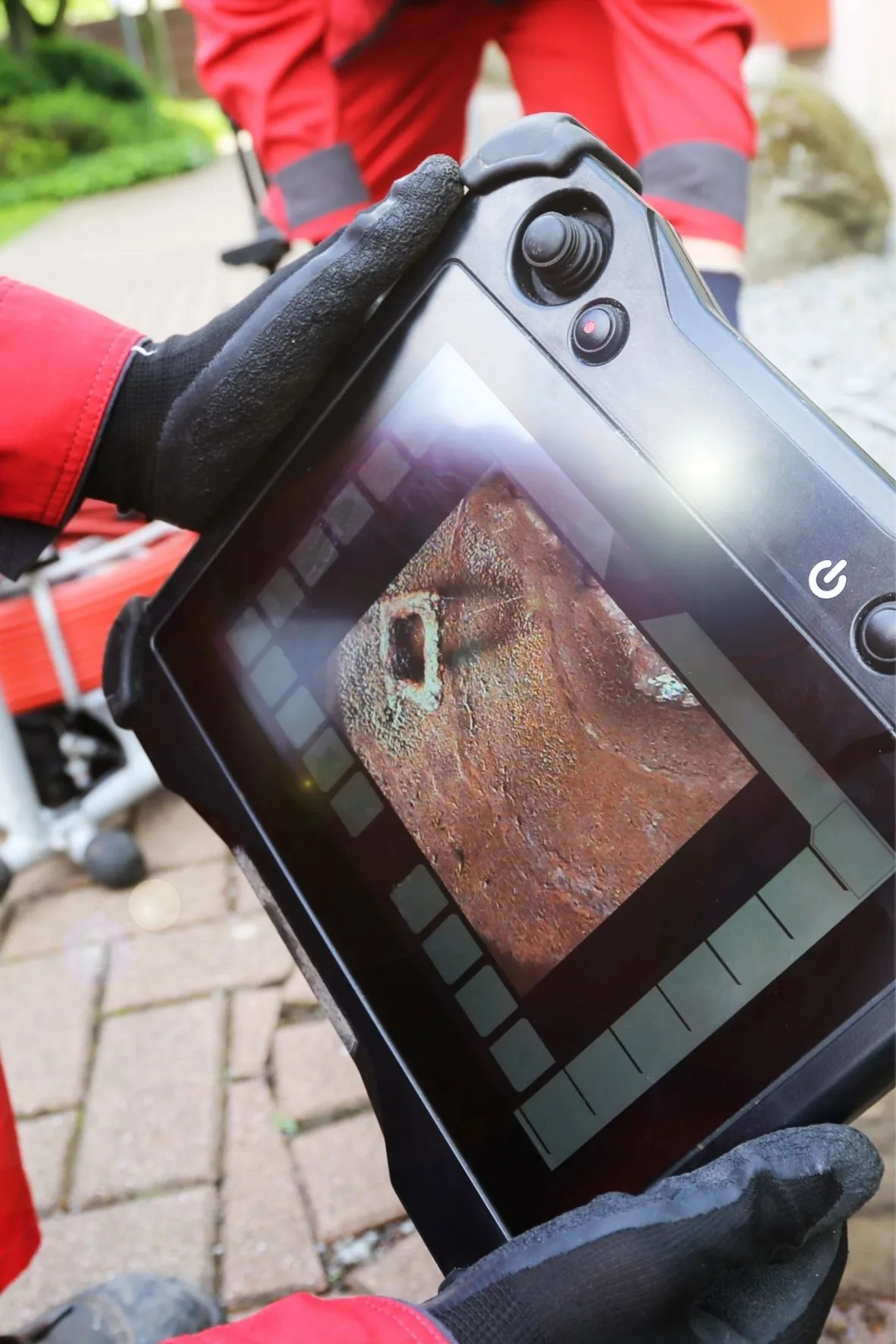 Nettoyage de puisard de garage avec un tuyau de vidange à Laval