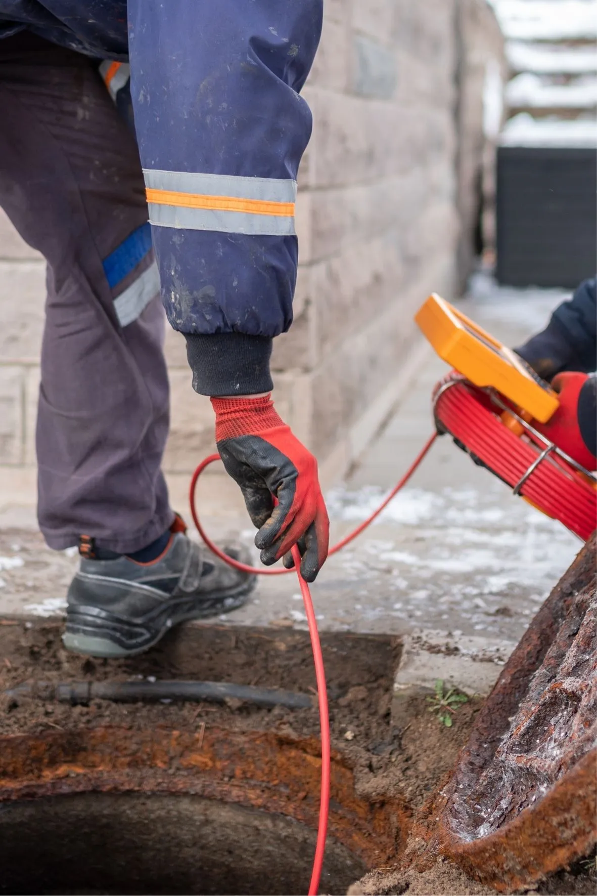Inspection vidéo de drain montrant des obstructions et dépôts calcaires à Laval