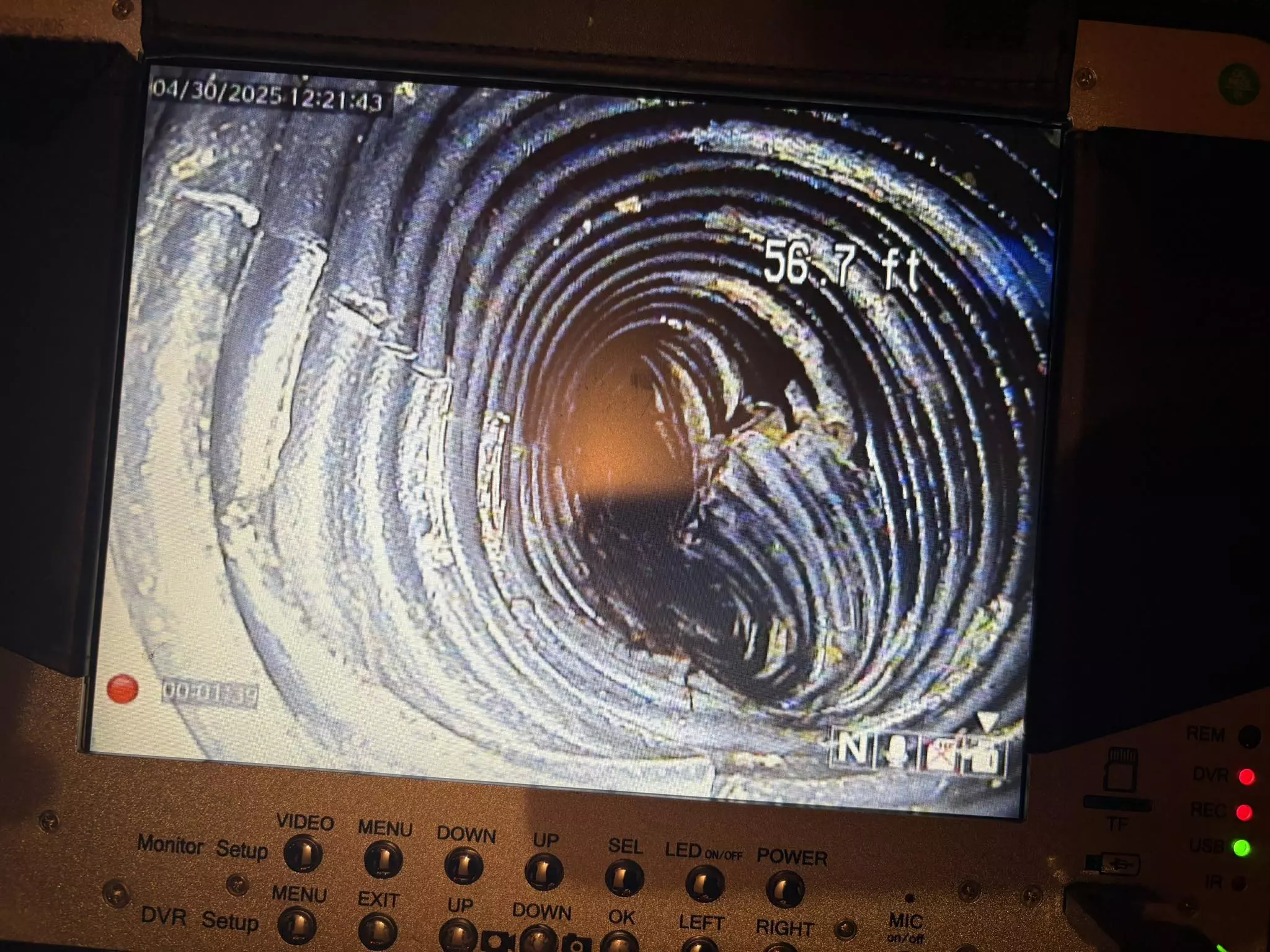 Drain obstrué par la boue et la rouille nécessitant un nettoyage professionnel à Terrebonne