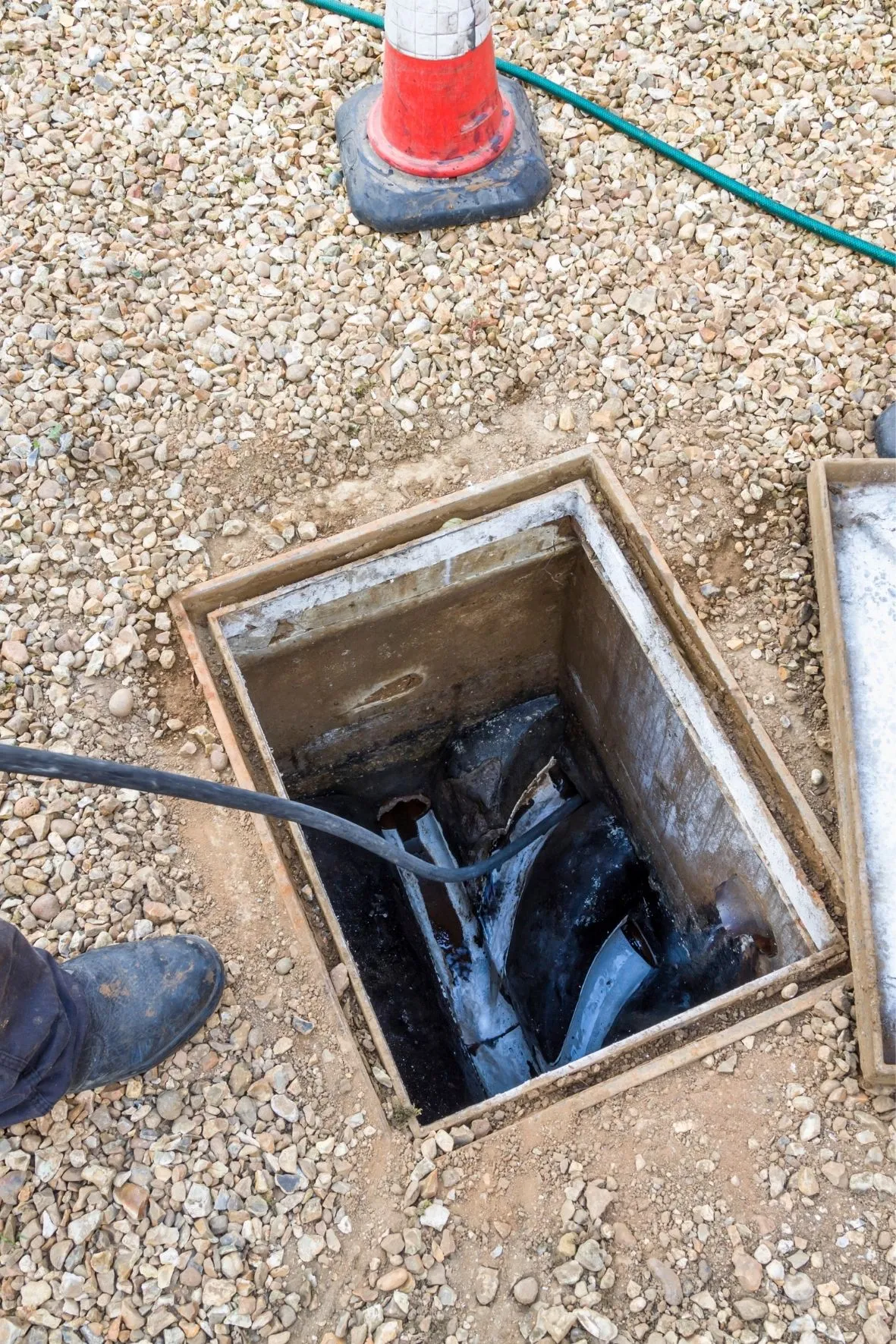 Drain obstrué par la boue et la rouille nécessitant un nettoyage professionnel Sur l'Île de Montréal