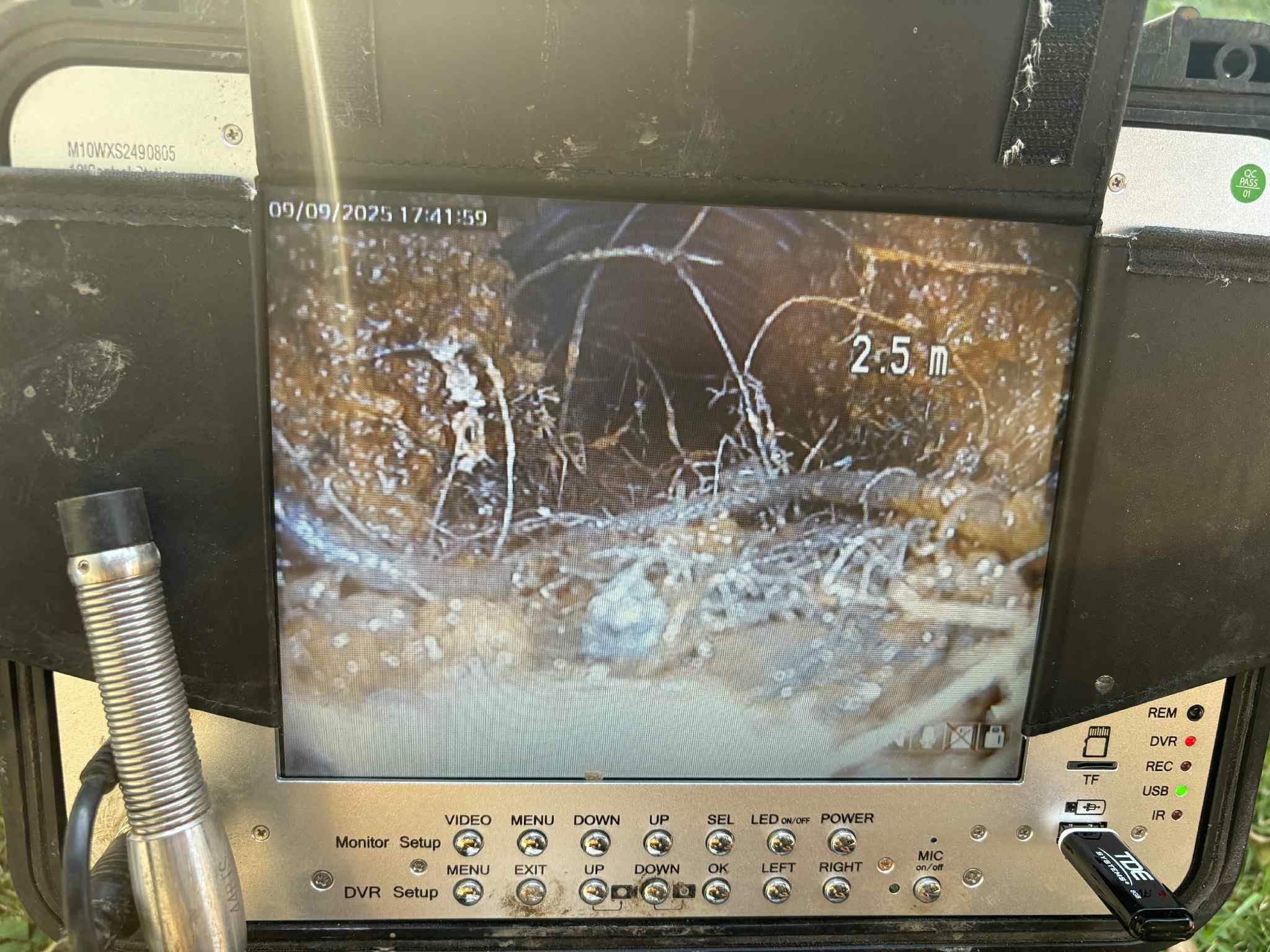 Nettoyage de puisard de garage avec un tuyau de vidange à Montréal