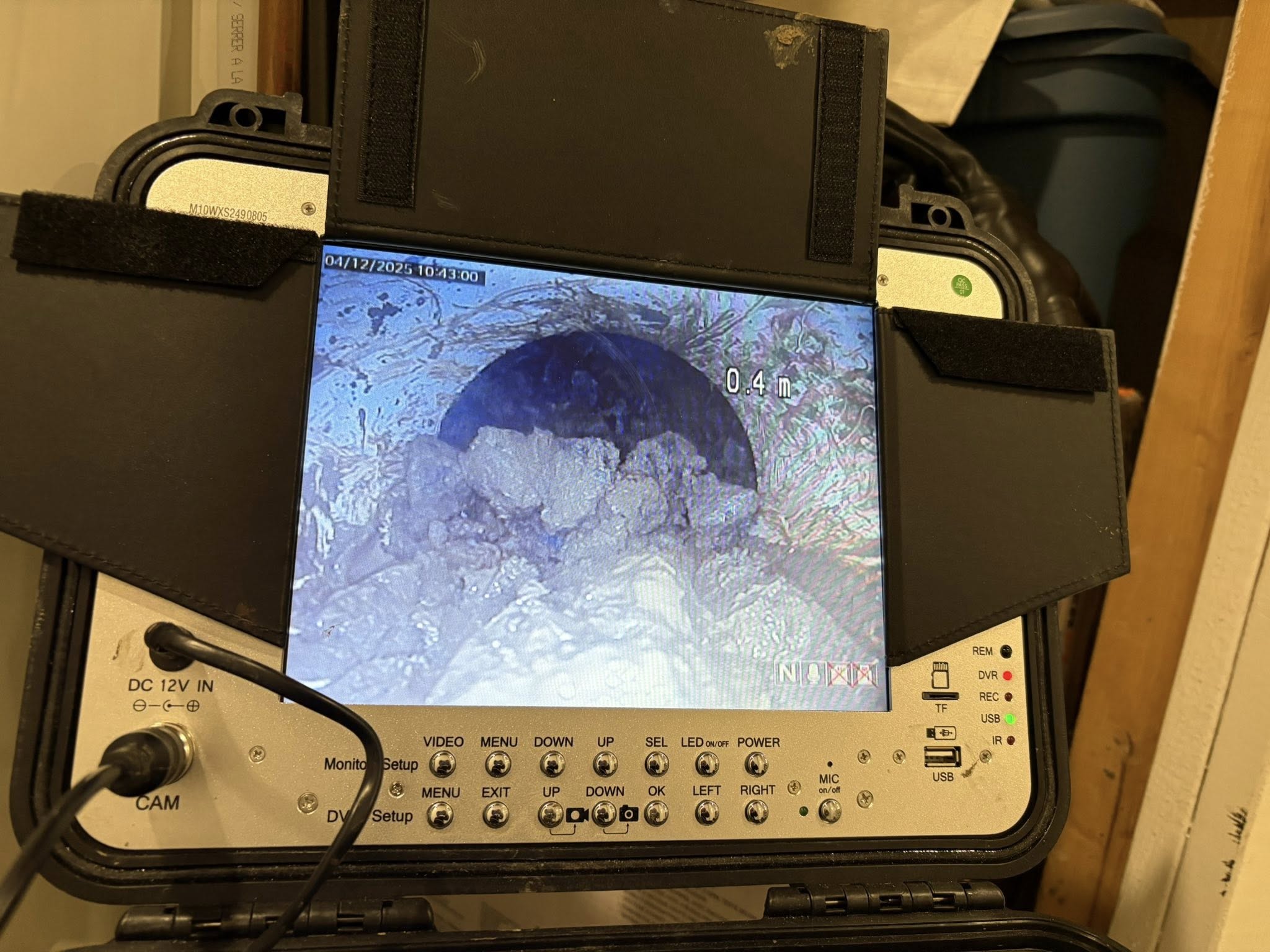 Inspection vidéo de drain montrant des obstructions et dépôts calcaires à Montréal