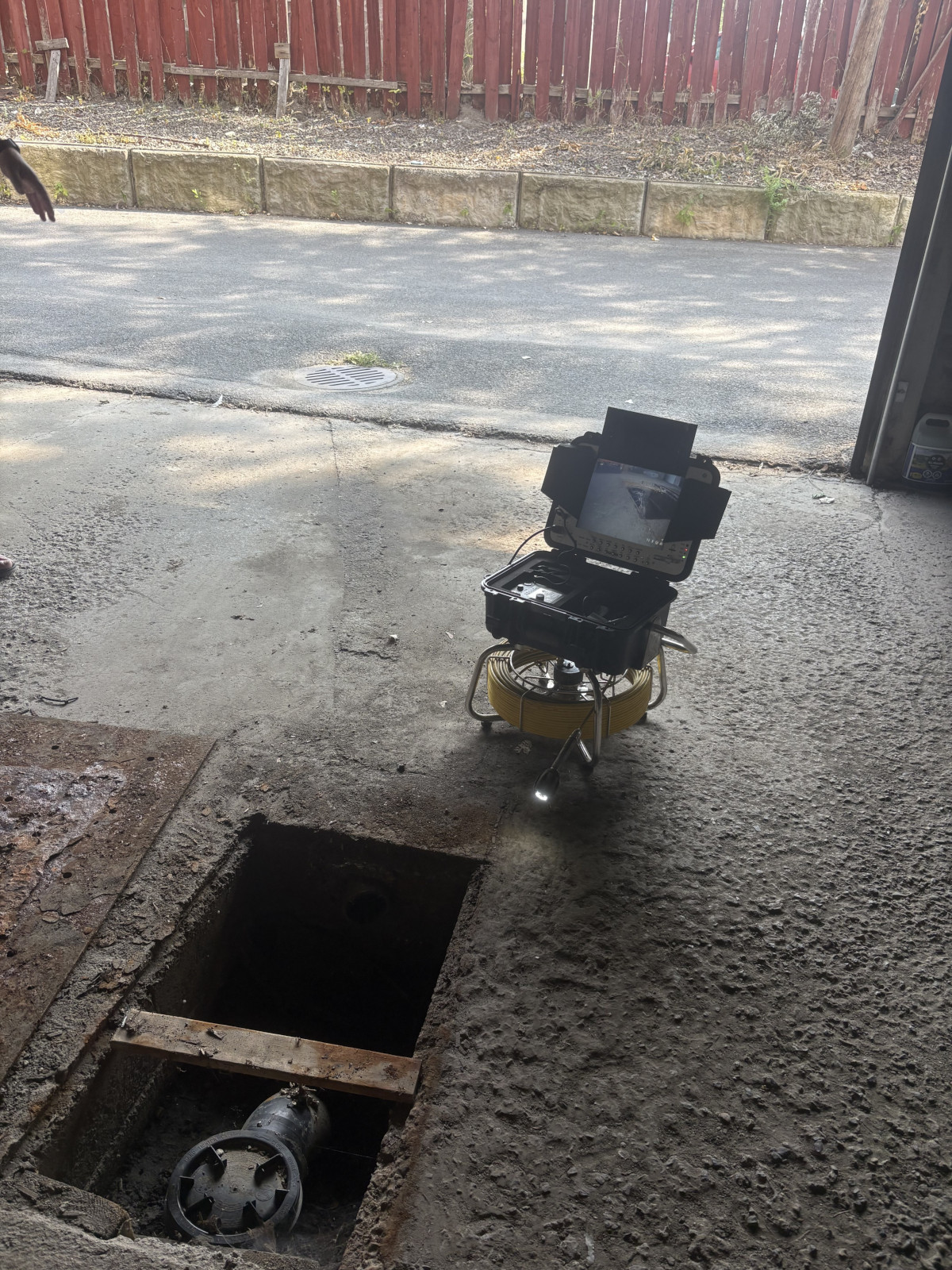 Technicien en plomberie effectuant un débouchage de drain à l’intérieur d’une maison à Montréal