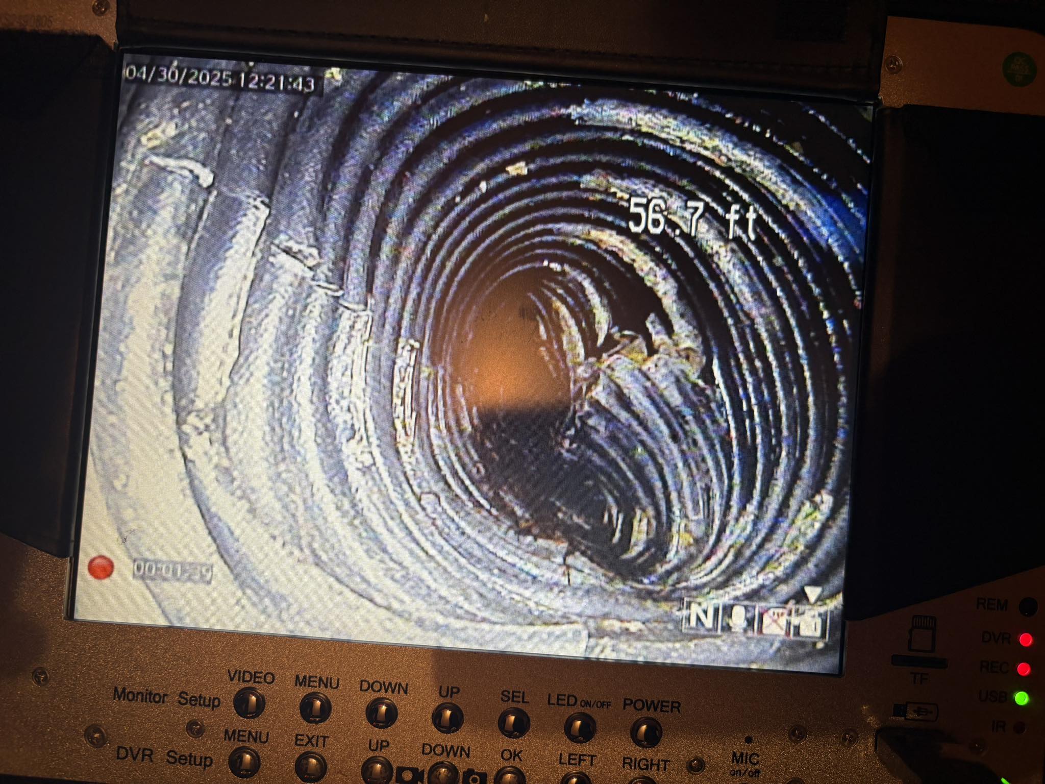 Drain obstrué par la boue et la rouille nécessitant un nettoyage professionnel à Sainte-Thérèse